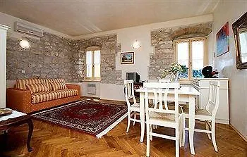 Πανσιόν La Carera Centro Storico 3*